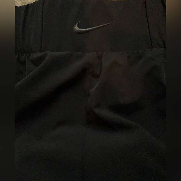 Womens black nike joggers. Elastic waist. Bottom right leg has spots. See photo - Picture 3 of 6